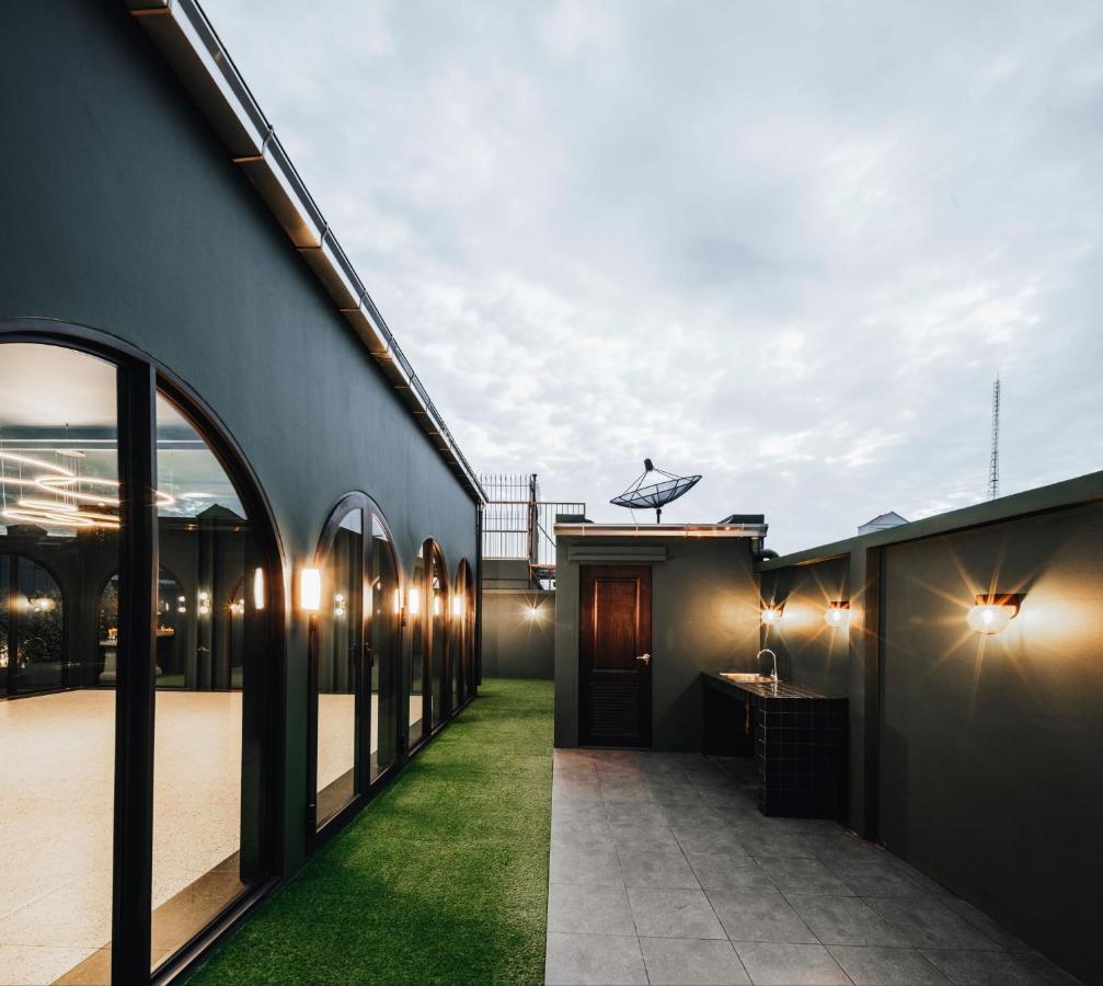 Cher Hostel Bangkok Exterior photo
